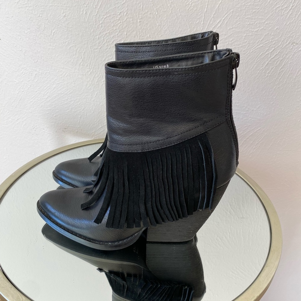 Very Volatile Los Angeles Anthropologie brand boots with leather tassel. Size 8.